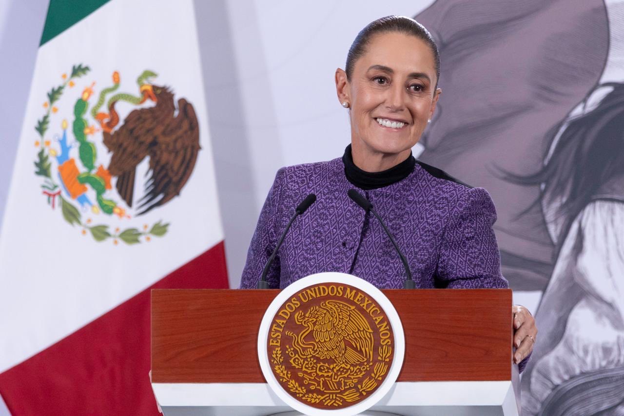 Sheinbaum presenta credencial de Servicio Universal de Salud; así puedes obtenerla